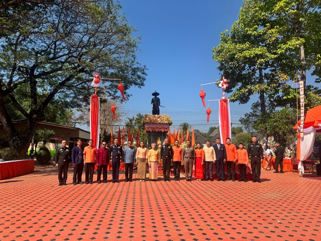 ผู้กำกับการสถานีตำรวจภูธรแม่ปิงร่วมพิธีบวงสรวง เทิดพระเกียรติ พระเจ้ากาวิละ ณ โรงเรียนกาวิละวิทยาลัย