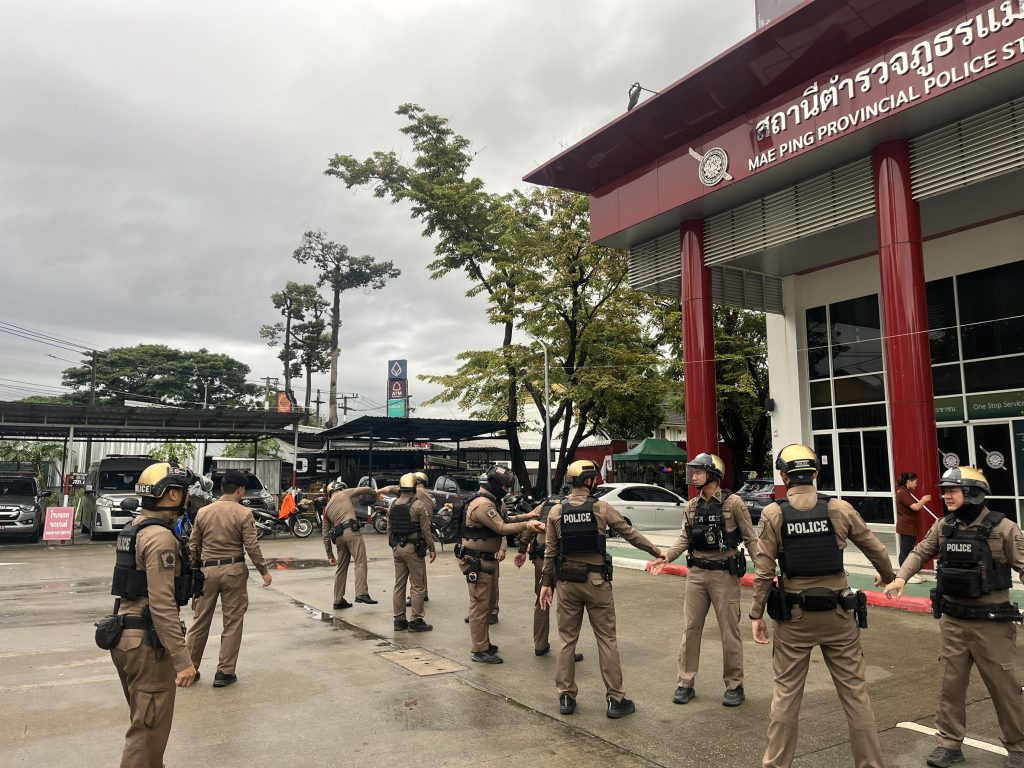เคารพธงชาติ ตรวจสอบความพร้อมอุปกรณ์ อาวุธ และทบทวนยุทธวิธีตำรวจทุกครั้งก่อนออกปฏิบัติงาน