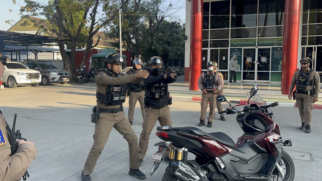 เคารพธงชาติ ตรวจสอบความพร้อมอุปกรณ์ อาวุธ และทบทวนยุทธวิธีตำรวจทุกครั้งก่อนออกปฏิบัติงาน