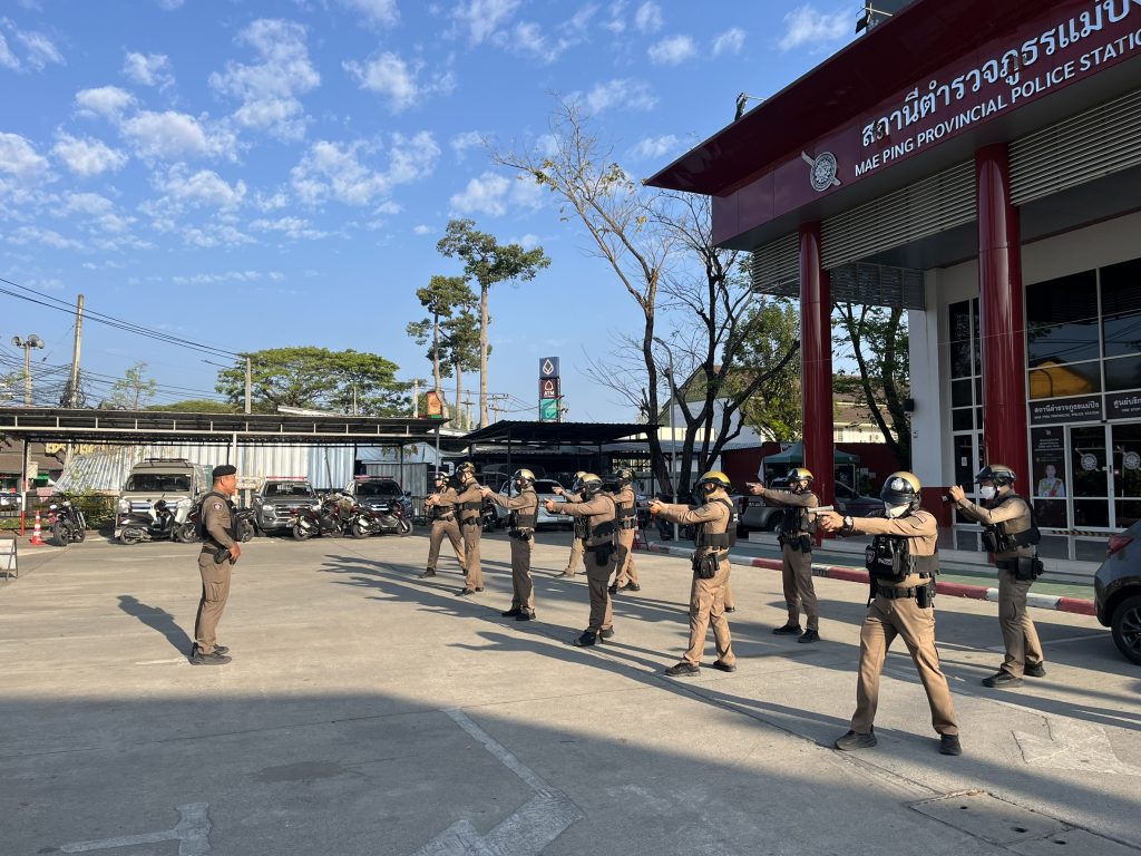เคารพธงชาติ ตรวจสอบความพร้อมอุปกรณ์ อาวุธ และทบทวนยุทธวิธีตำรวจทุกครั้งก่อนออกปฏิบัติงาน